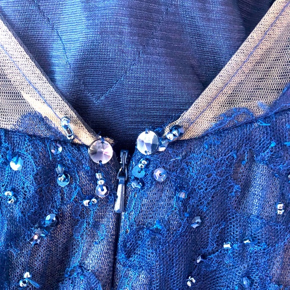 Gorgeous embellished blue backless gown size 4 - Picture 10 of 16